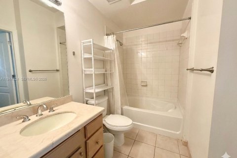 Condo in South Miami, Florida, 2 bedrooms № 2001524 - photo 10