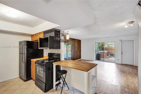 Townhouse in North Miami, Florida 2 bedrooms, 139.17 sq.m. № 1983977 - photo 9