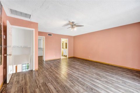 Townhouse in North Miami, Florida 2 bedrooms, 139.17 sq.m. № 1983977 - photo 25