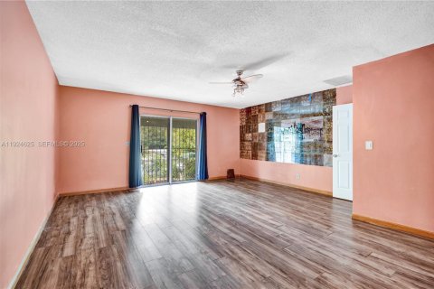 Townhouse in North Miami, Florida 2 bedrooms, 139.17 sq.m. № 1983977 - photo 26