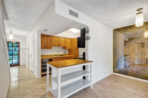 Townhouse in North Miami, Florida 2 bedrooms, 139.17 sq.m. № 1983977 - photo 6