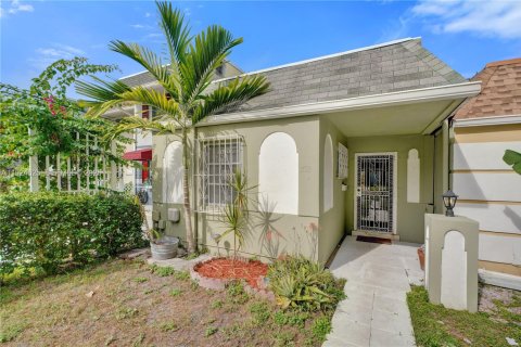 Townhouse in North Miami, Florida 2 bedrooms, 139.17 sq.m. № 1983977 - photo 2