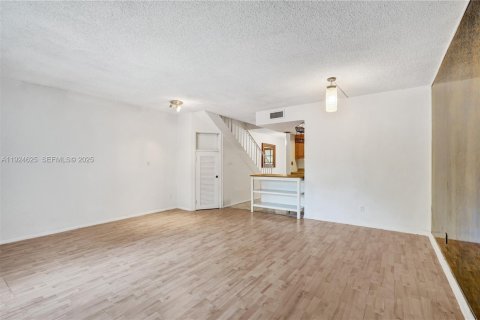 Townhouse in North Miami, Florida 2 bedrooms, 139.17 sq.m. № 1983977 - photo 13