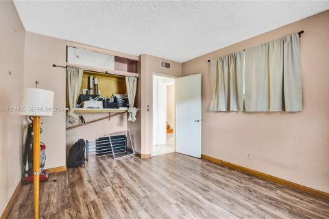 Townhouse in North Miami, Florida 2 bedrooms, 139.17 sq.m. № 1983977 - photo 30