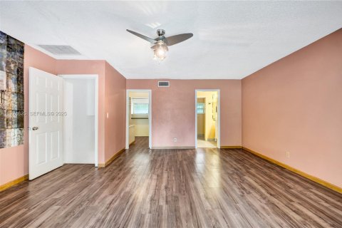 Townhouse in North Miami, Florida 2 bedrooms, 139.17 sq.m. № 1983977 - photo 4