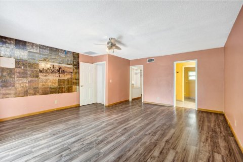 Townhouse in North Miami, Florida 2 bedrooms, 139.17 sq.m. № 1983977 - photo 22