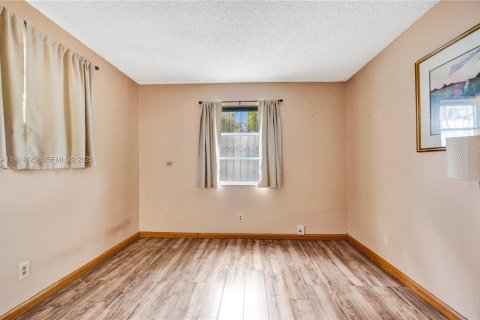 Townhouse in North Miami, Florida 2 bedrooms, 139.17 sq.m. № 1983977 - photo 28