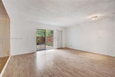 Townhouse in North Miami, Florida 2 bedrooms, 139.17 sq.m. № 1983977 - photo 15