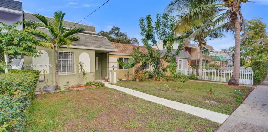Townhouse in North Miami, Florida 2 bedrooms, 139.17 sq.m. № 1983977