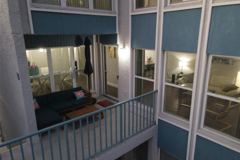 Condo in Madeira Beach, Florida, 2 bedrooms  № 1565832 - photo 1