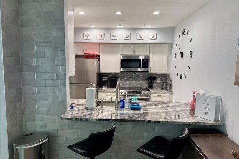 Condo in Madeira Beach, Florida, 2 bedrooms  № 1565832 - photo 6