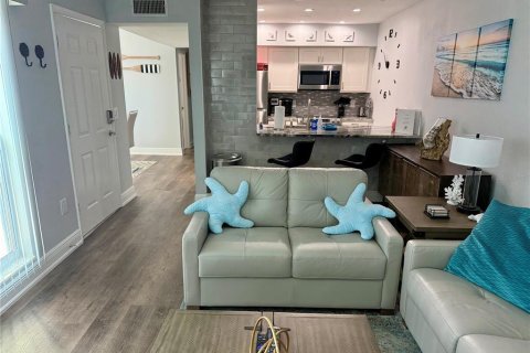 Condo in Madeira Beach, Florida, 2 bedrooms  № 1565832 - photo 5