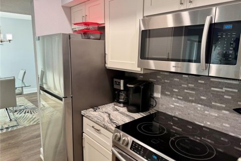 Condo in Madeira Beach, Florida, 2 bedrooms  № 1565832 - photo 10