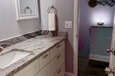 Condo in Madeira Beach, Florida, 2 bedrooms  № 1565832 - photo 27