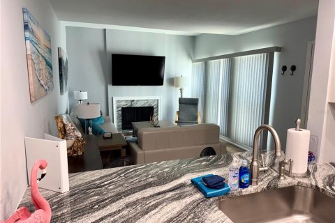 Condo in Madeira Beach, Florida, 2 bedrooms  № 1565832 - photo 12