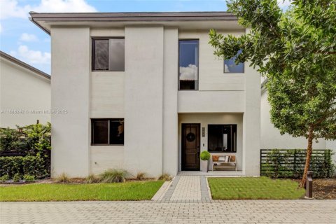 House in Doral, Florida 4 bedrooms, 265.98 sq.m. № 1942363 - photo 1