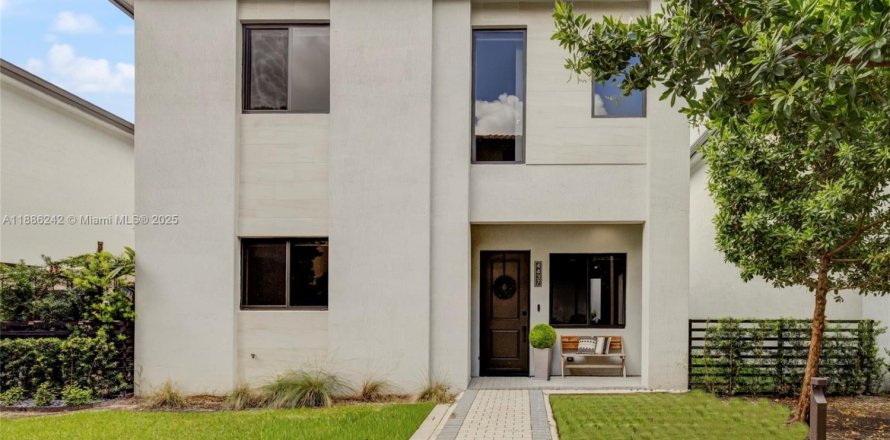 House in Doral, Florida 4 bedrooms, 265.98 sq.m. № 1942363