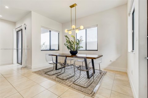 Villa ou maison à vendre à Doral, Floride: 5 chambres, 265.98 m2 № 1942363 - photo 8