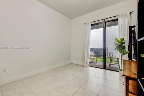 House in Doral, Florida 4 bedrooms, 265.98 sq.m. № 1942363 - photo 22