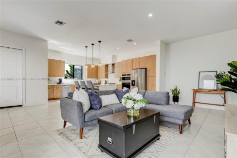 House in Doral, Florida 4 bedrooms, 265.98 sq.m. № 1942363 - photo 6