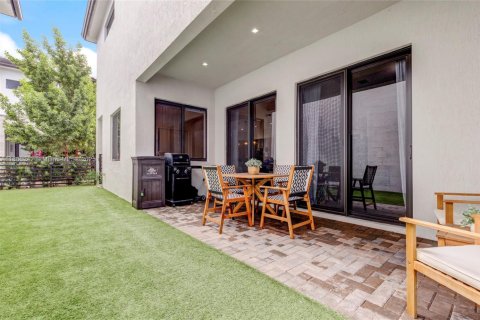 House in Doral, Florida 4 bedrooms, 265.98 sq.m. № 1942363 - photo 24