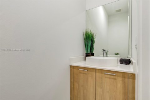 House in Doral, Florida 4 bedrooms, 265.98 sq.m. № 1942363 - photo 21