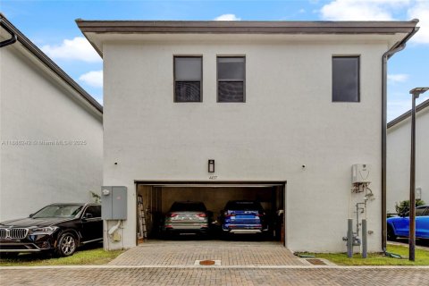 House in Doral, Florida 4 bedrooms, 265.98 sq.m. № 1942363 - photo 25