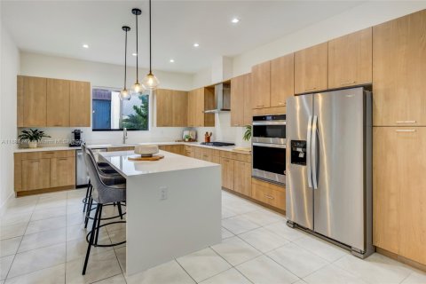 House in Doral, Florida 4 bedrooms, 265.98 sq.m. № 1942363 - photo 7
