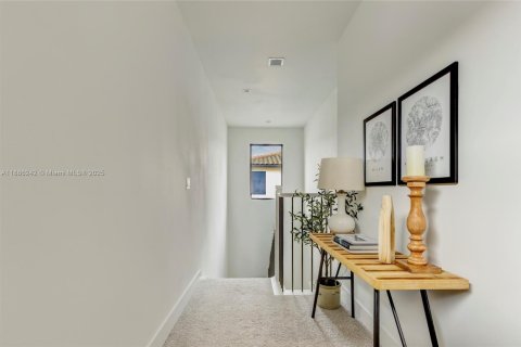 House in Doral, Florida 4 bedrooms, 265.98 sq.m. № 1942363 - photo 20
