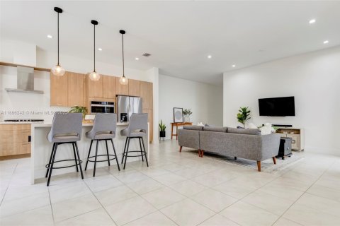 House in Doral, Florida 4 bedrooms, 265.98 sq.m. № 1942363 - photo 3