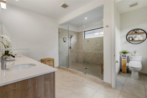 House in Doral, Florida 4 bedrooms, 265.98 sq.m. № 1942363 - photo 18