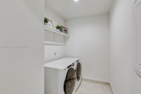 House in Doral, Florida 4 bedrooms, 265.98 sq.m. № 1942363 - photo 19