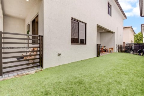 House in Doral, Florida 4 bedrooms, 265.98 sq.m. № 1942363 - photo 23