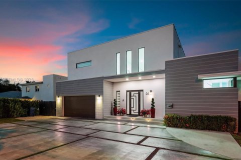 House in Miami Springs, Florida 4 bedrooms, 454.01 sq.m. № 1985714 - photo 3