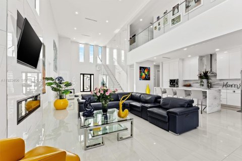 House in Miami Springs, Florida 4 bedrooms, 454.01 sq.m. № 1985714 - photo 13