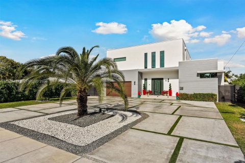 House in Miami Springs, Florida 4 bedrooms, 454.01 sq.m. № 1985714 - photo 4