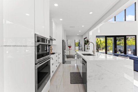 House in Miami Springs, Florida 4 bedrooms, 454.01 sq.m. № 1985714 - photo 17