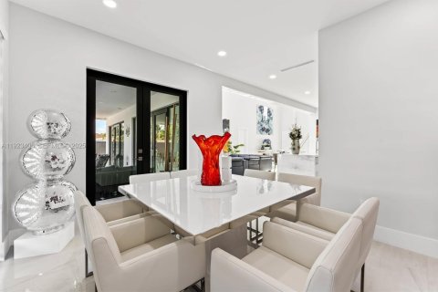 House in Miami Springs, Florida 4 bedrooms, 454.01 sq.m. № 1985714 - photo 20