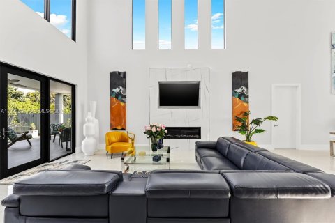 House in Miami Springs, Florida 4 bedrooms, 454.01 sq.m. № 1985714 - photo 11