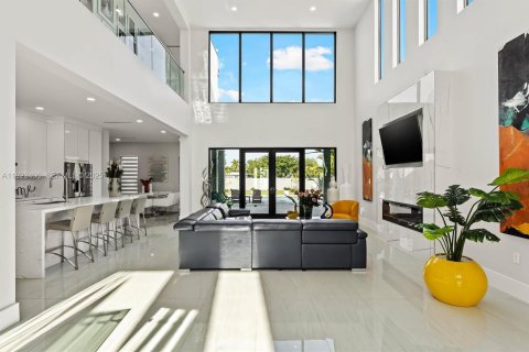 House in Miami Springs, Florida 4 bedrooms, 454.01 sq.m. № 1985714 - photo 9