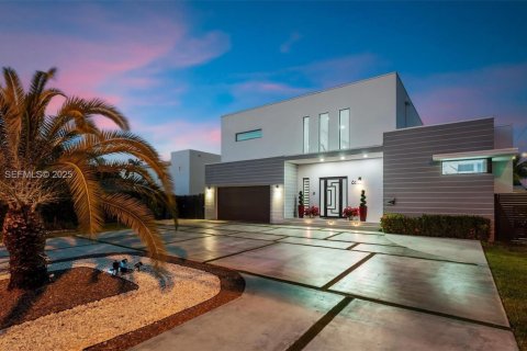 House in Miami Springs, Florida 4 bedrooms, 454.01 sq.m. № 1985714 - photo 2