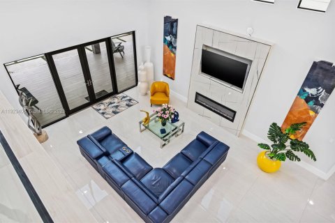 House in Miami Springs, Florida 4 bedrooms, 454.01 sq.m. № 1985714 - photo 14