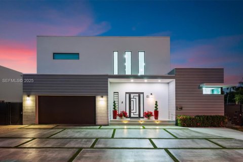 House in Miami Springs, Florida 4 bedrooms, 454.01 sq.m. № 1985714 - photo 1