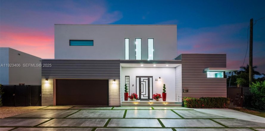 House in Miami Springs, Florida 4 bedrooms, 454.01 sq.m. № 1985714
