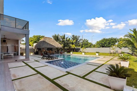 House in Miami Springs, Florida 4 bedrooms, 454.01 sq.m. № 1985714 - photo 24