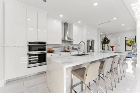 House in Miami Springs, Florida 4 bedrooms, 454.01 sq.m. № 1985714 - photo 16