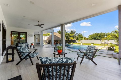 House in Miami Springs, Florida 4 bedrooms, 454.01 sq.m. № 1985714 - photo 23