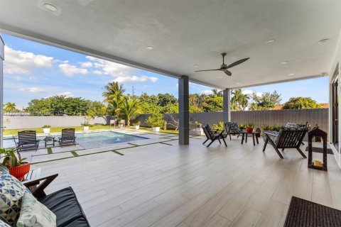 House in Miami Springs, Florida 4 bedrooms, 454.01 sq.m. № 1985714 - photo 22