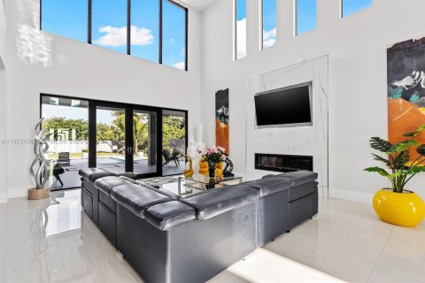 House in Miami Springs, Florida 4 bedrooms, 454.01 sq.m. № 1985714 - photo 10