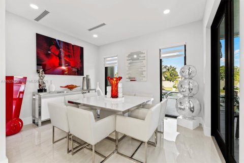 House in Miami Springs, Florida 4 bedrooms, 454.01 sq.m. № 1985714 - photo 21